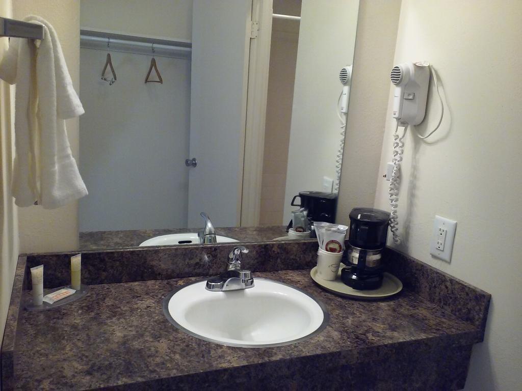 Main Street Lodge And Suites Port Huron Habitación foto