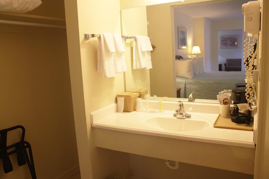 Main Street Lodge And Suites Port Huron Habitación foto